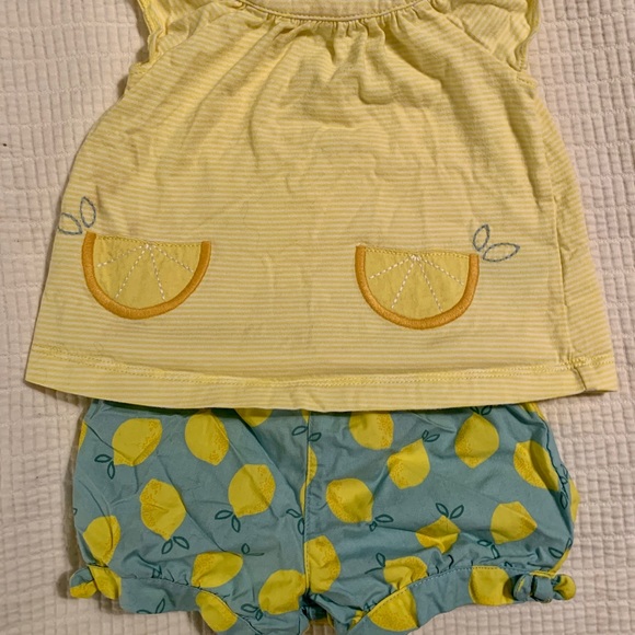 Cute outfit 🍋🍋 - Picture 1 of 1